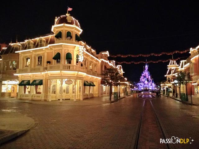 disneyland de nuit