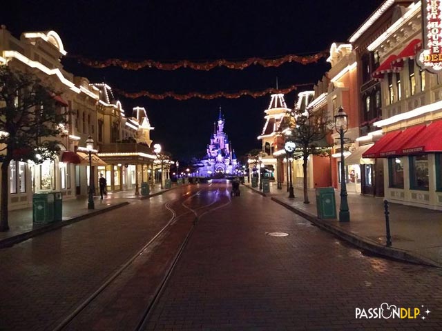disneyland de nuit