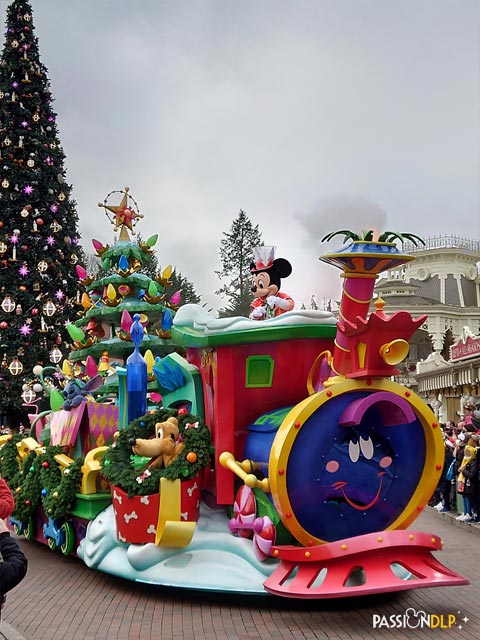 Mickey et sa parade étincelante de Noël