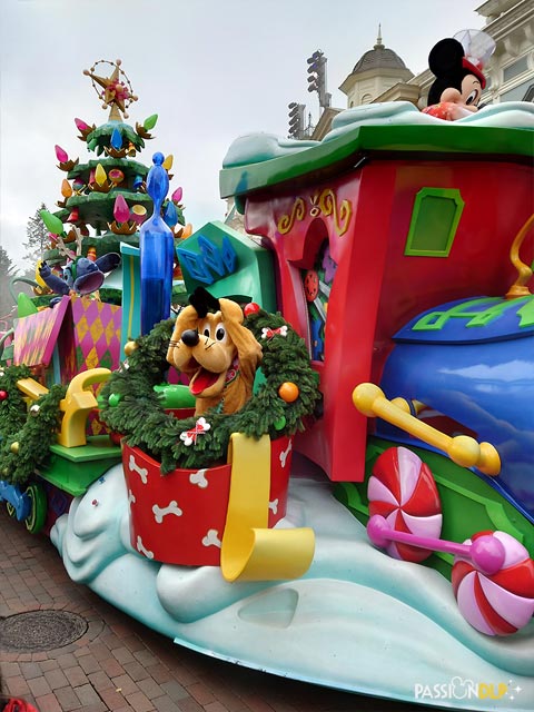 Mickey et sa parade étincelante de Noël