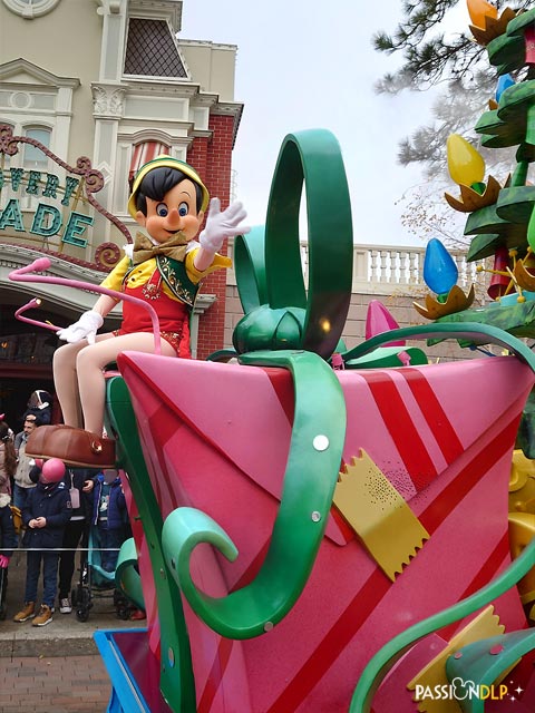 Mickey et sa parade étincelante de Noël