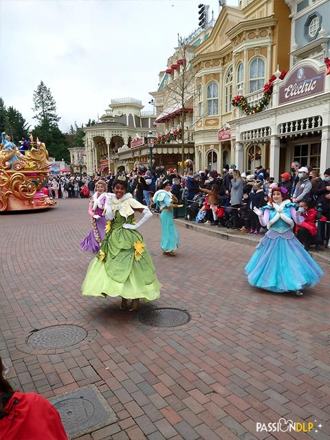 Mickey et sa parade étincelante de Noël
