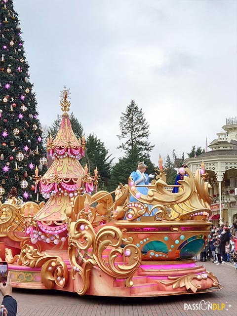 Mickey et sa parade étincelante de Noël