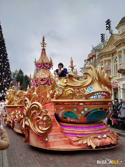Mickey et sa parade étincelante de Noël