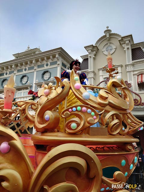 Mickey et sa parade étincelante de Noël