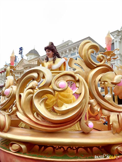 Mickey et sa parade étincelante de Noël