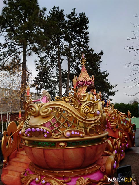 Mickey et sa parade étincelante de Noël