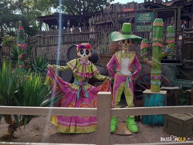 décor halloween frontierland