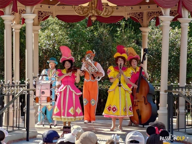 Moment Musical avec Mary Poppins et le Pearly Band