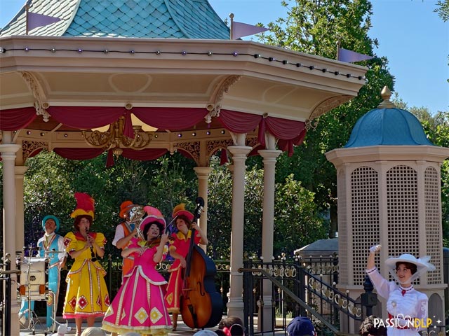 Moment Musical avec Mary Poppins et le Pearly Band