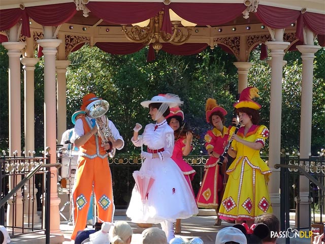 Moment Musical avec Mary Poppins et le Pearly Band
