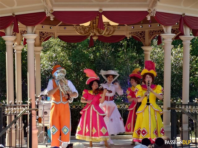 Moment Musical avec Mary Poppins et le Pearly Band
