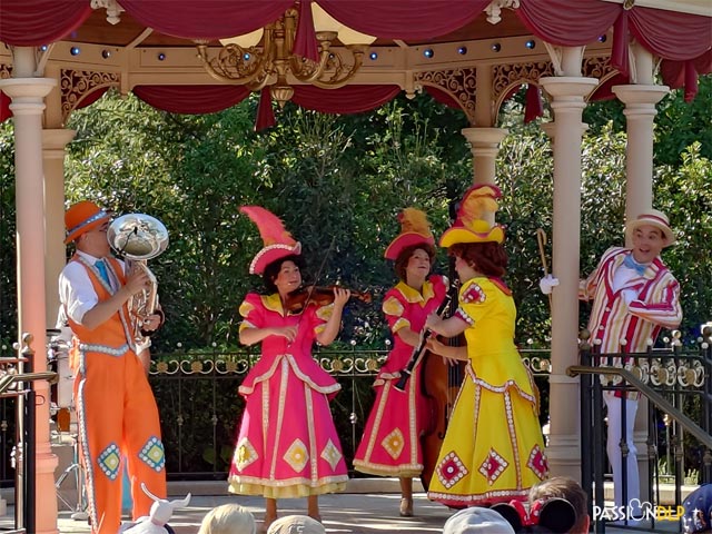 Moment Musical avec Mary Poppins et le Pearly Band