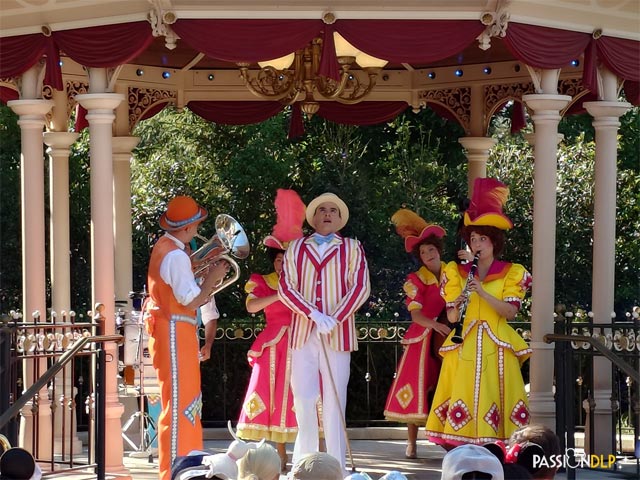 Moment Musical avec Mary Poppins et le Pearly Band