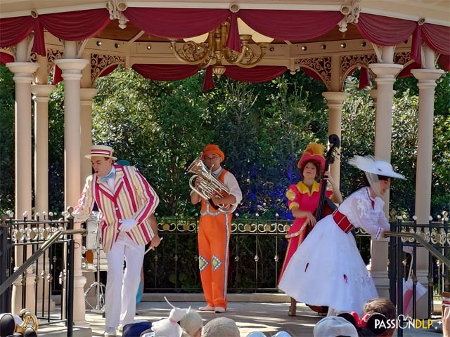 Moment Musical avec Mary Poppins et le Pearly Band