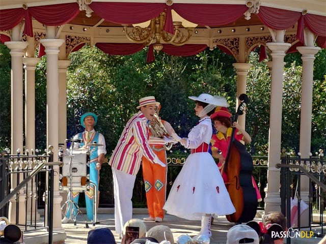 Moment Musical avec Mary Poppins et le Pearly Band