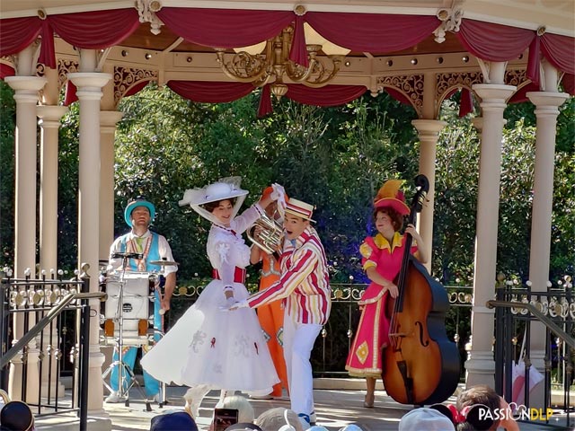 Moment Musical avec Mary Poppins et le Pearly Band