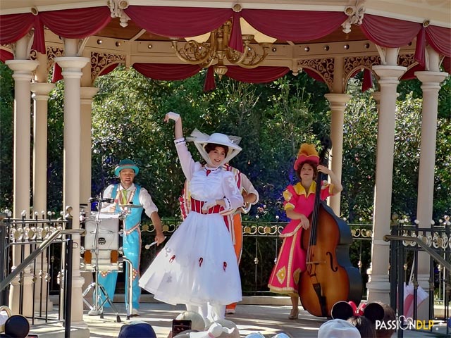 Moment Musical avec Mary Poppins et le Pearly Band