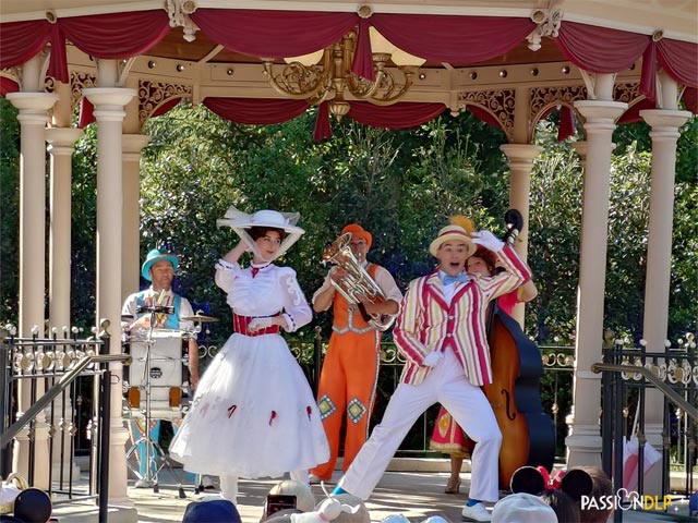 Moment Musical avec Mary Poppins et le Pearly Band