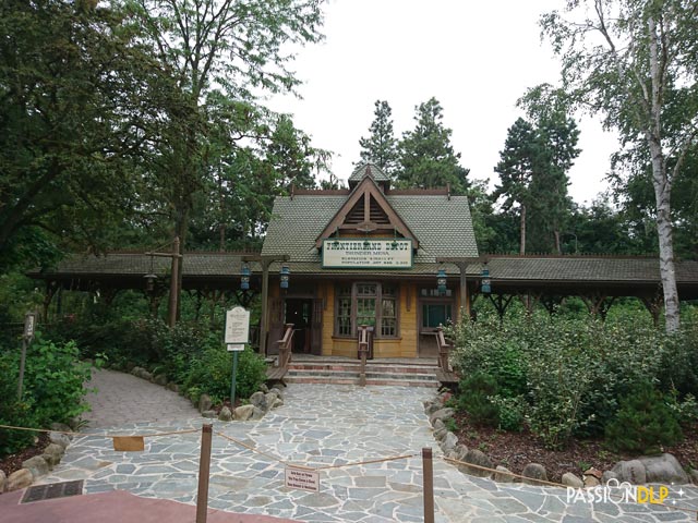 disneyland railroad : frontierland depot