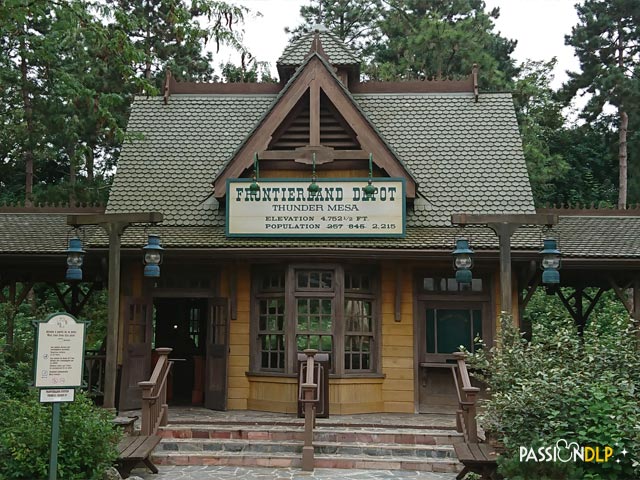 disneyland railroad : frontierland depot