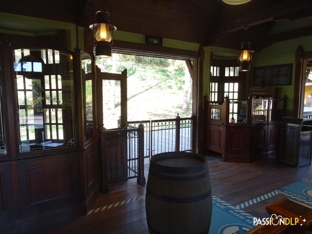 disneyland railroad : frontierland depot