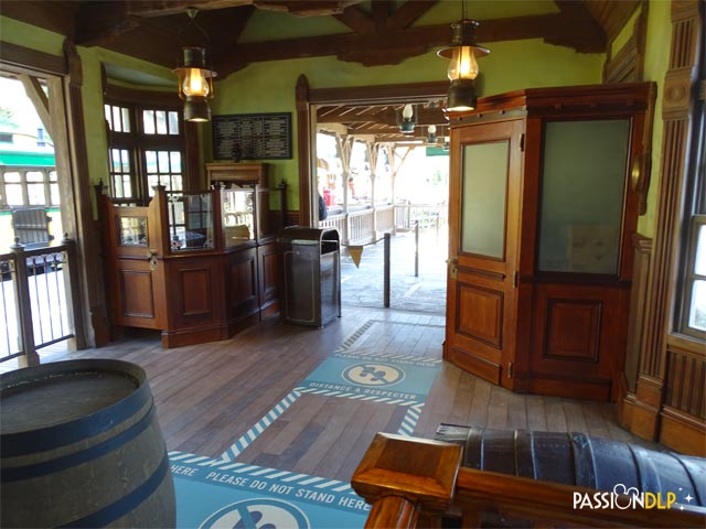 disneyland railroad : frontierland depot